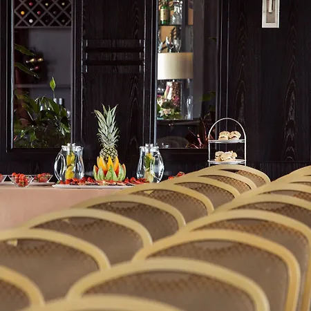 Carlton Dublin Airport Hotel 4*
